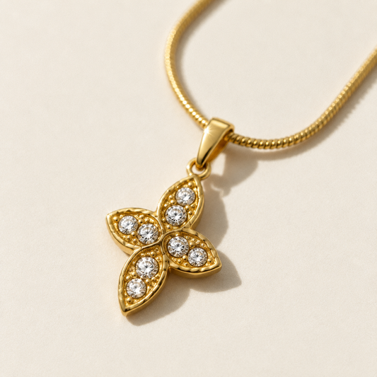 Trèfle pendant close up on a diagonal under hard light