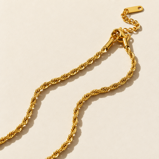 Corde rope chain close up on a diagonal under hard light