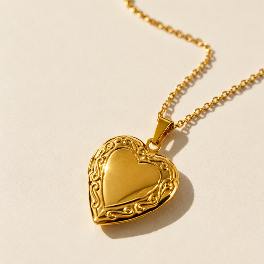 Cœur heart locket close up on a diagonal under hard light