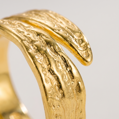 Bold Band Ring in gold finish - ARWELY macro detail of the piece