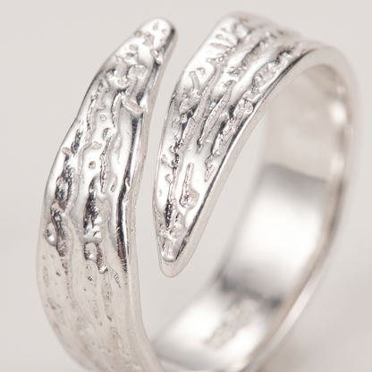 Bold Band Ring in silver finish - ARWELY macro detail of the piece