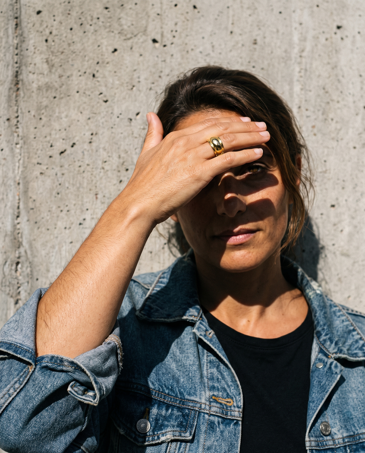 Edge Open Ring in gold finish worn by a model - ARWELY daylight lifestyle photo