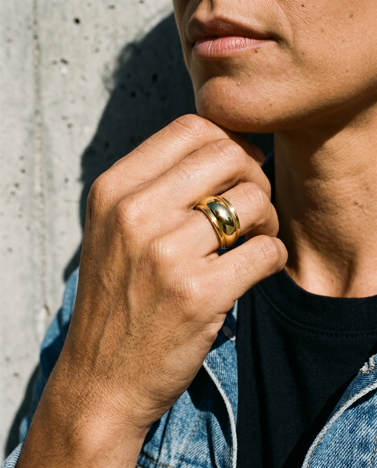 Edge Open Ring in gold finish worn close-up - ARWELY detail on the body