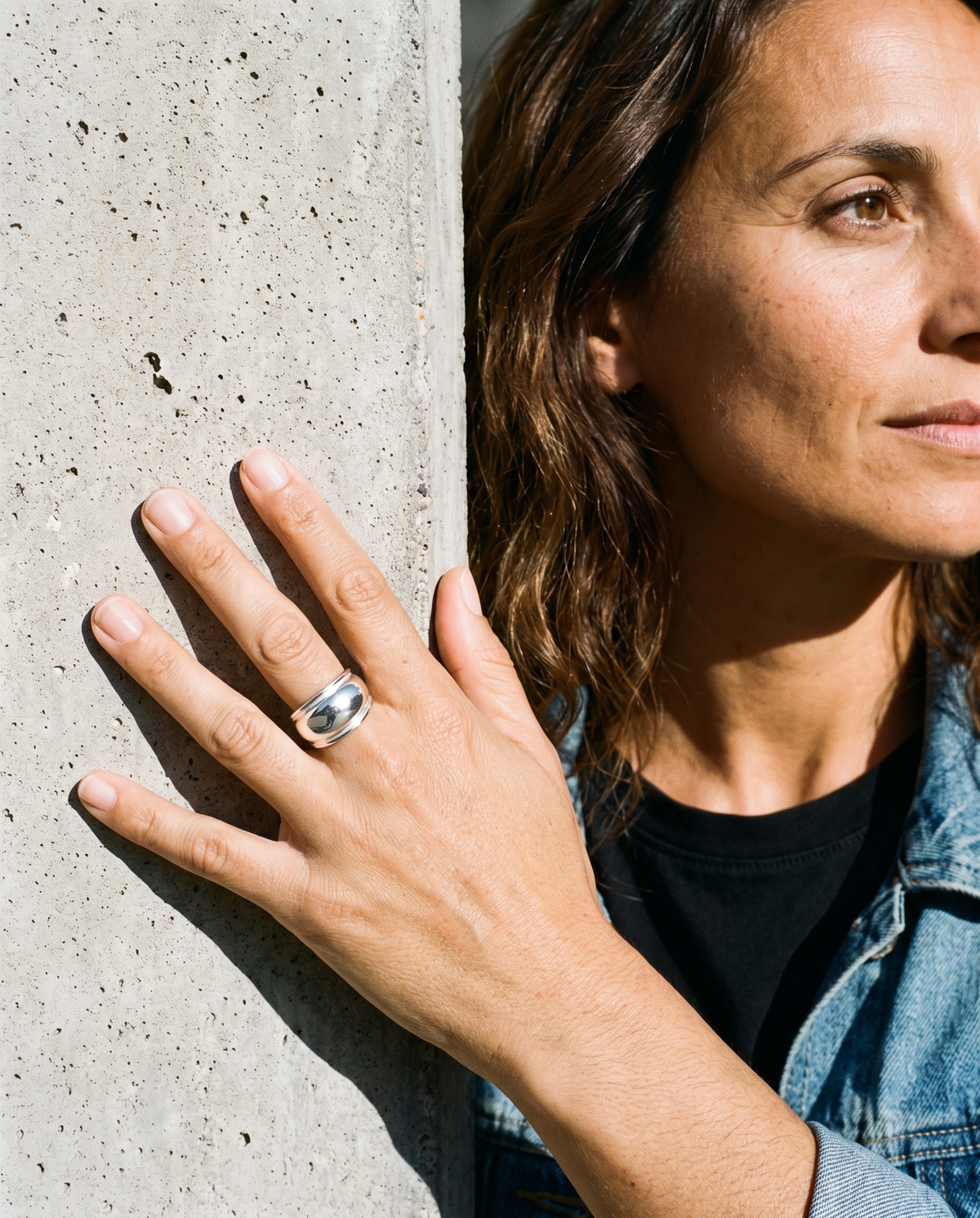 Edge Open Ring in silver finish worn by a model - ARWELY daylight lifestyle photo