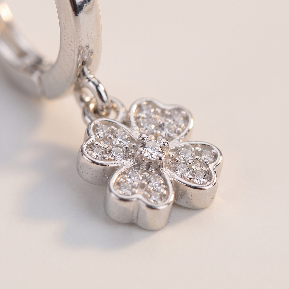 Lucky Clover Earrings in silver finish - ARWELY macro detail of the piece