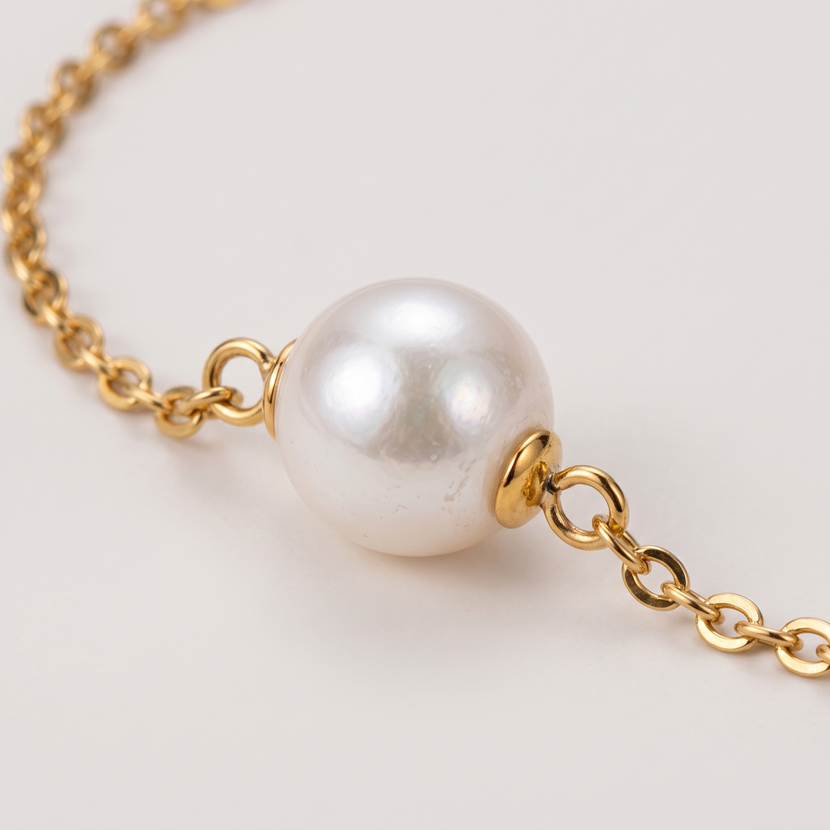 Luna Pearl Necklace in gold finish - ARWELY macro detail of the piece