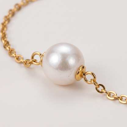 Luna Pearl Necklace in gold finish - ARWELY macro detail of the piece