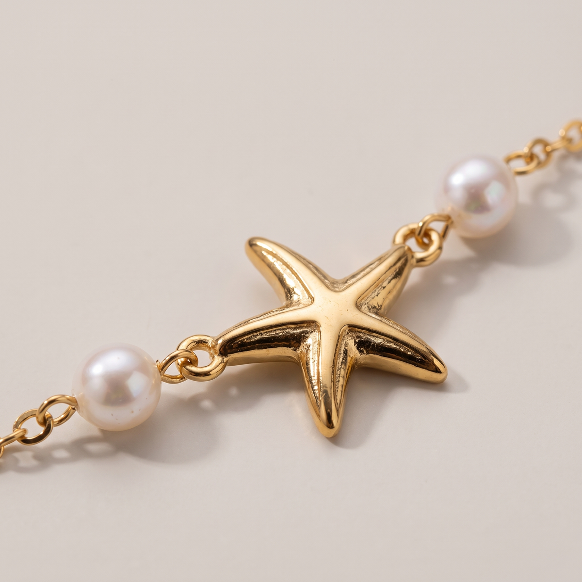Marina Pearl Necklace in gold finish - ARWELY macro detail of the piece