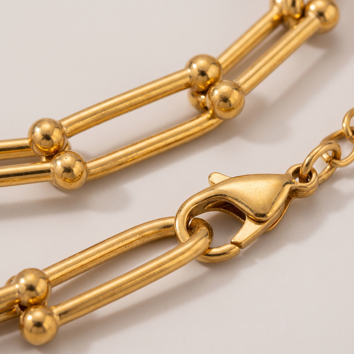 Vera Paperclip Bracelet in gold finish - ARWELY macro detail of the piece