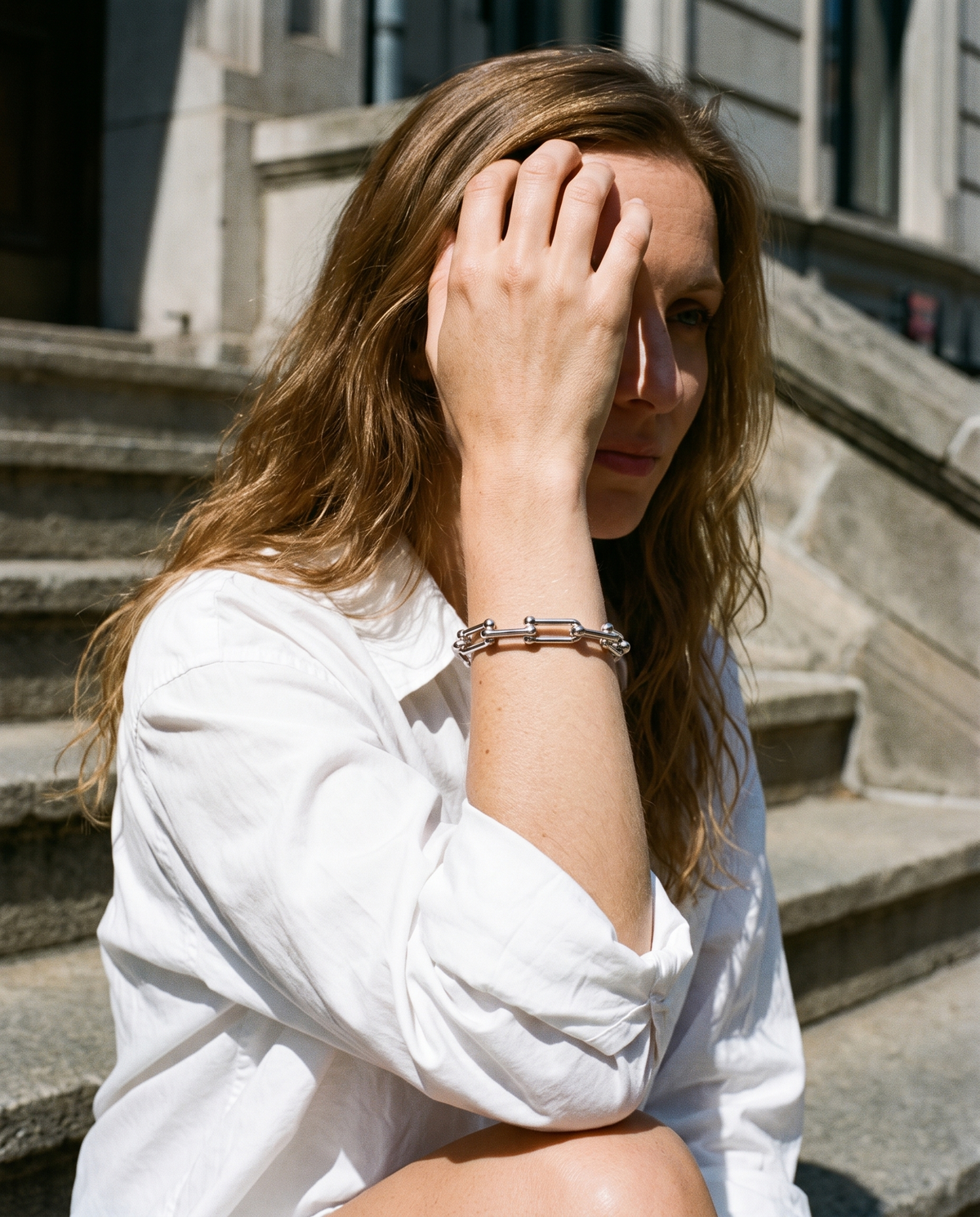 Vera Paperclip Bracelet in silver finish worn by a model - ARWELY daylight lifestyle photo