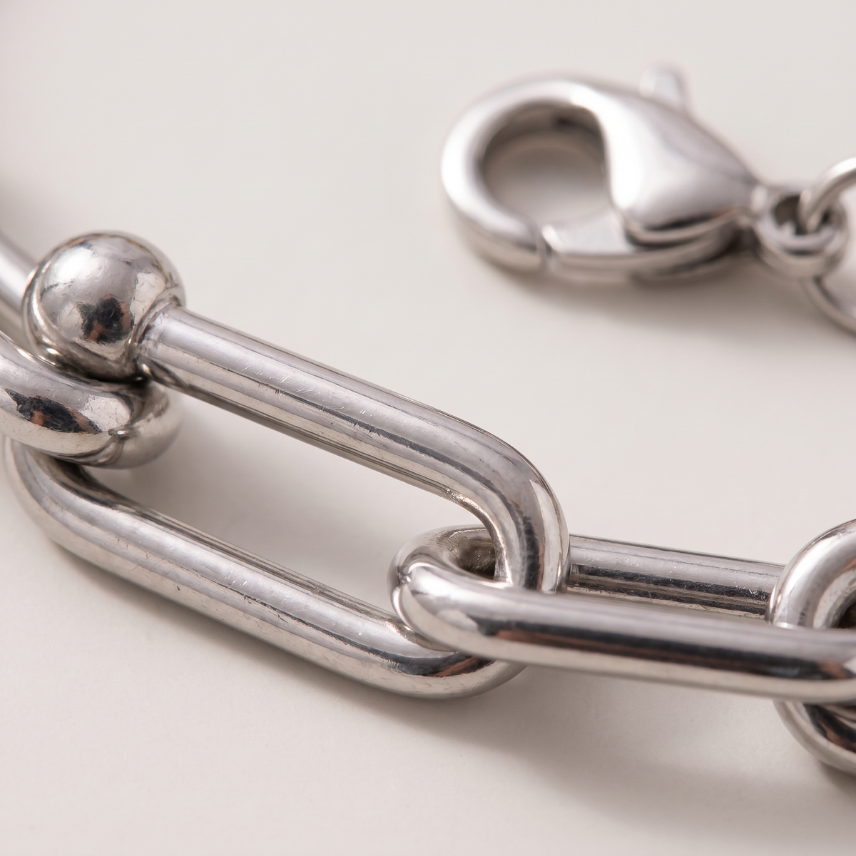 Vera Paperclip Bracelet in silver finish - ARWELY macro detail of the piece