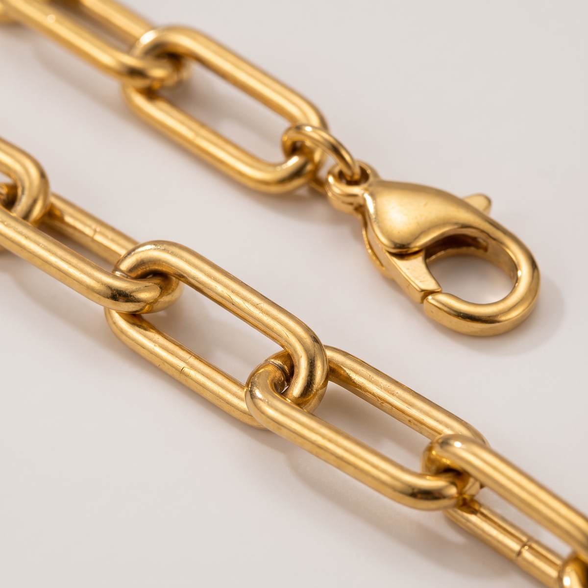 Vera Paperclip Necklace in gold finish - ARWELY macro detail of the piece