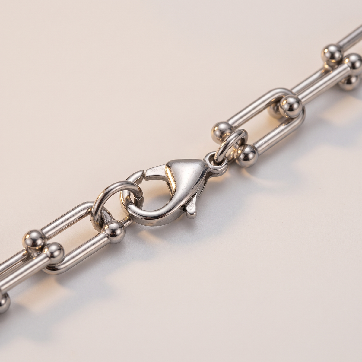 Vera Paperclip Necklace in silver finish - ARWELY macro detail of the piece