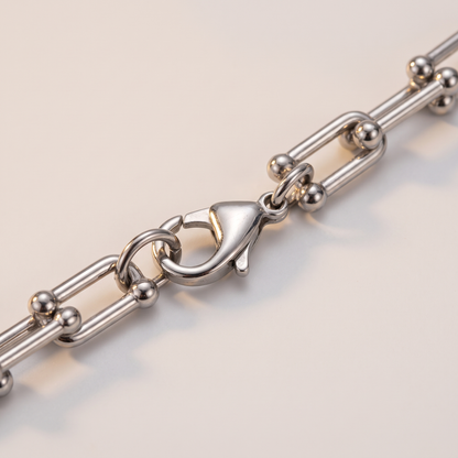 Vera Paperclip Necklace in silver finish - ARWELY macro detail of the piece