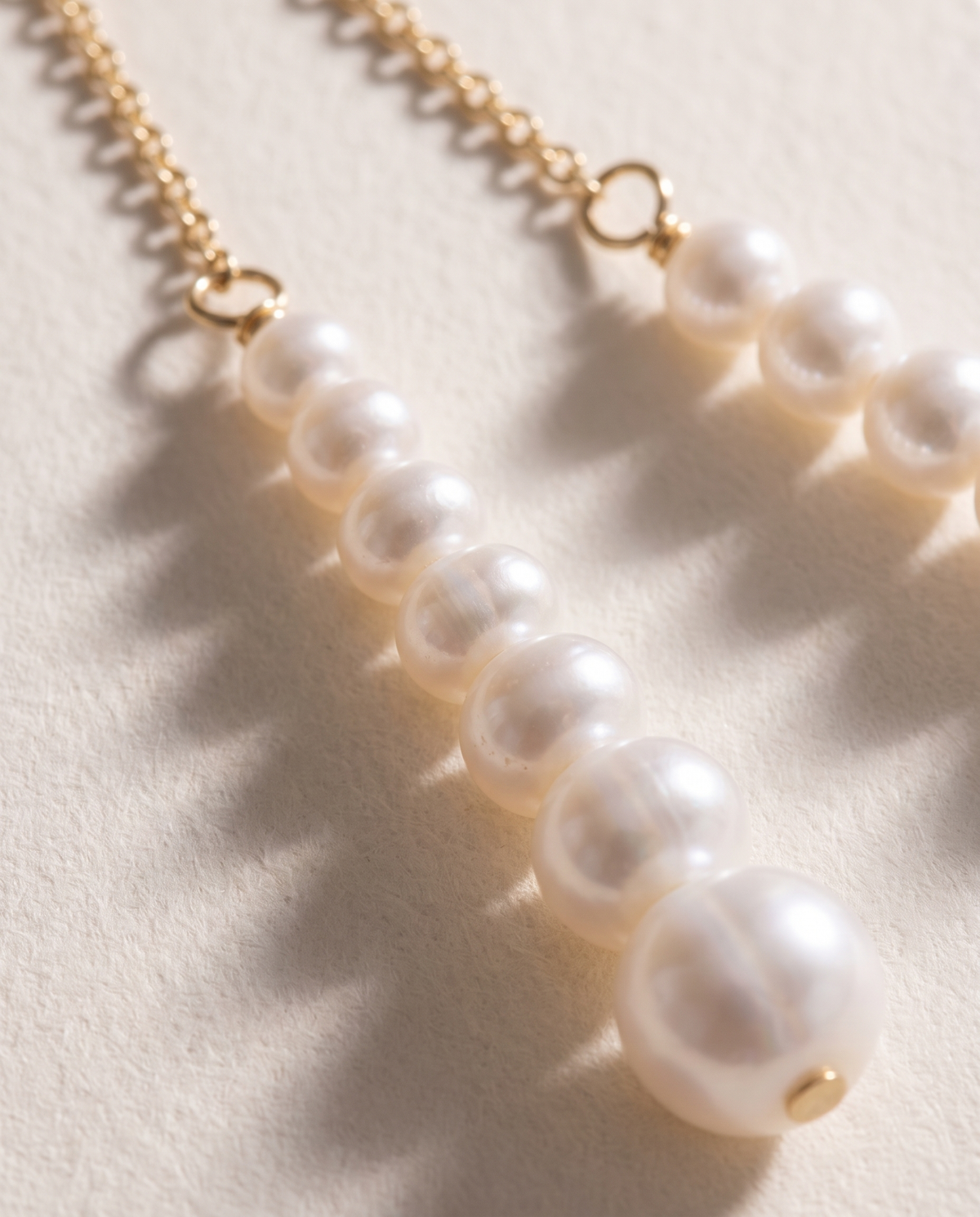 Cascade Pearl Threaders in gold - ARWELY, macro of the graduated pearls on the chain