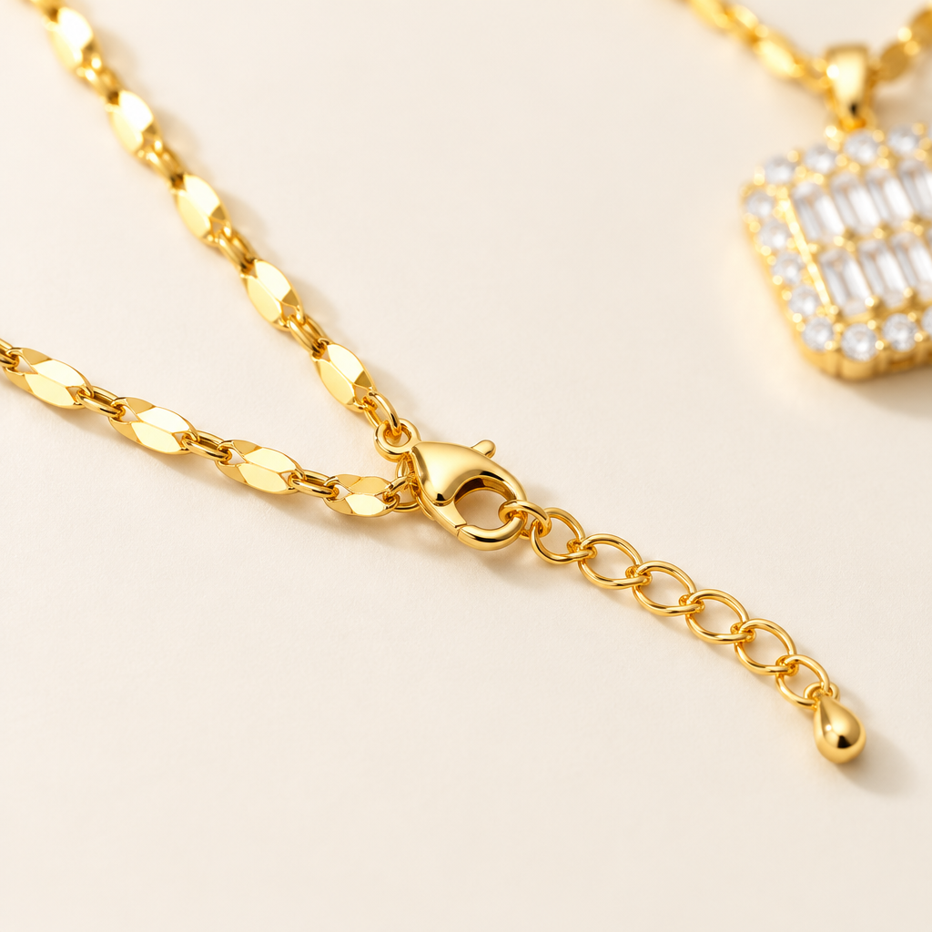 The flat mirror-link lip chain and clasp