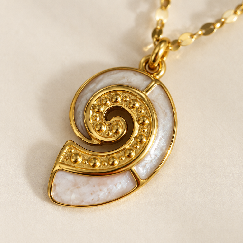 Macro detail of the Récif conch charm and its white inlay