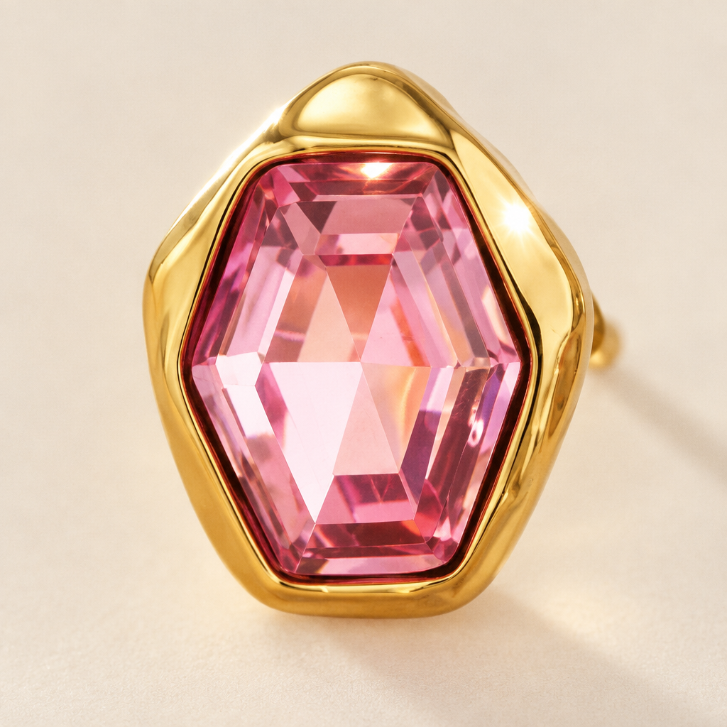 Macro detail of the Prisme stud, the facets and the rounded gold bezel