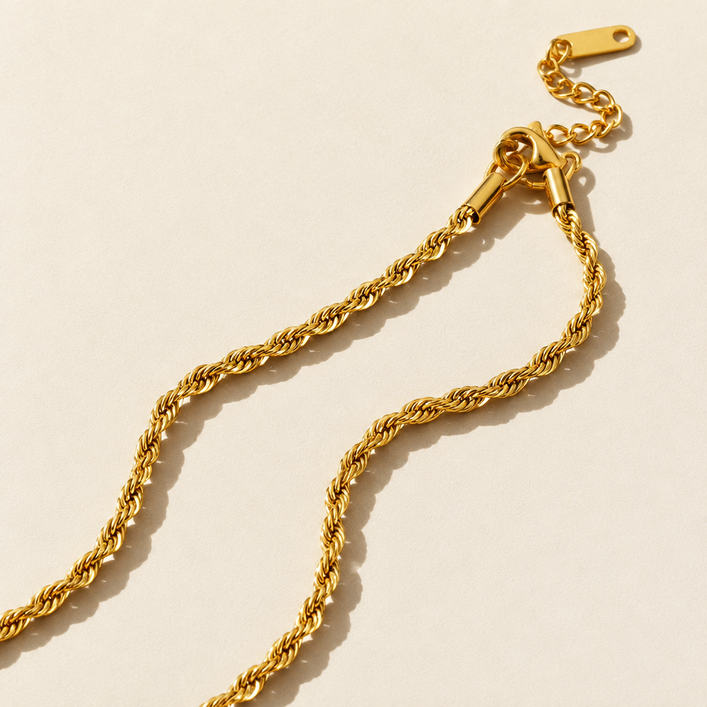 Corde rope chain close up on a diagonal under hard light