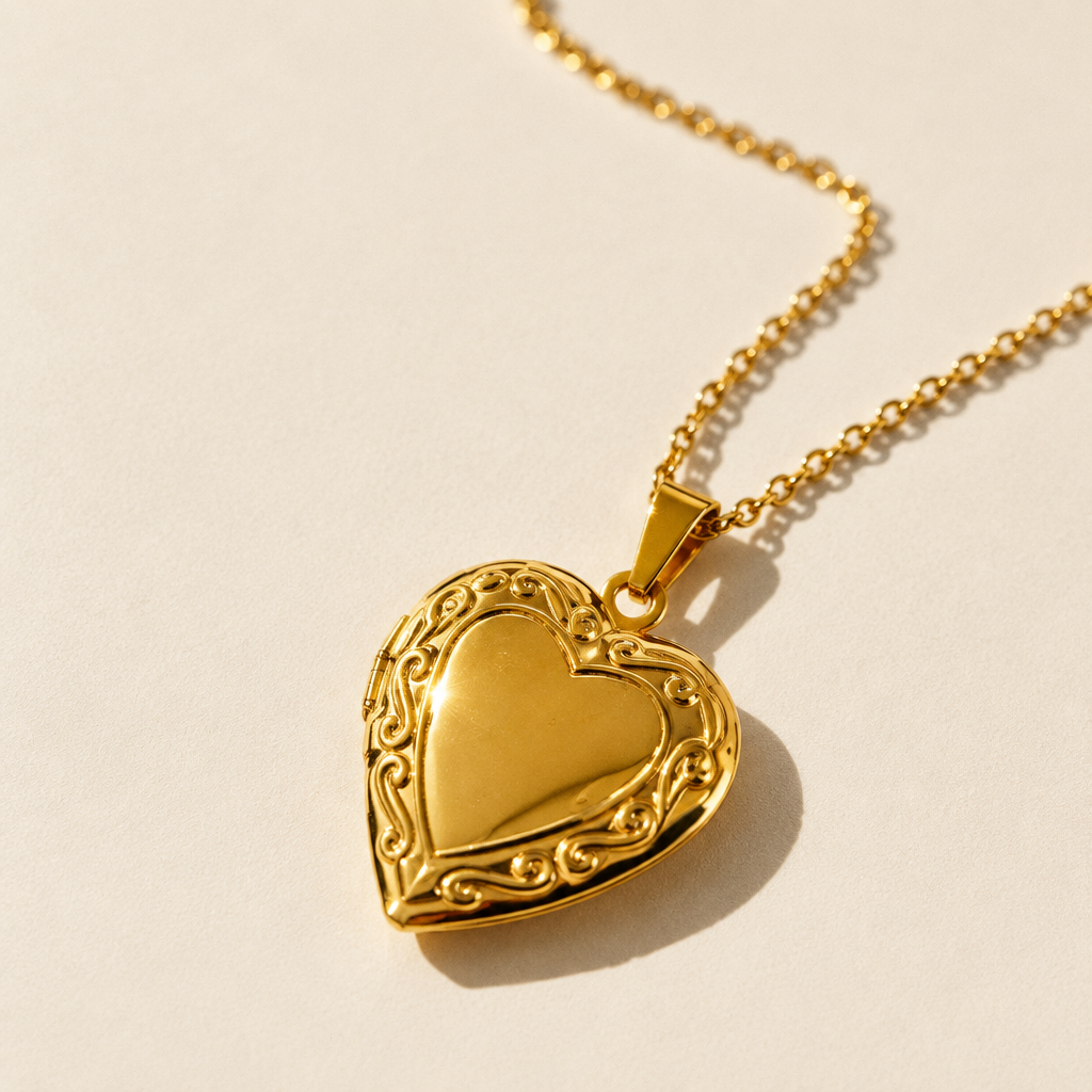 Cœur heart locket close up on a diagonal under hard light
