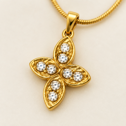 Macro detail of the Trèfle pendant and its zirconia stones